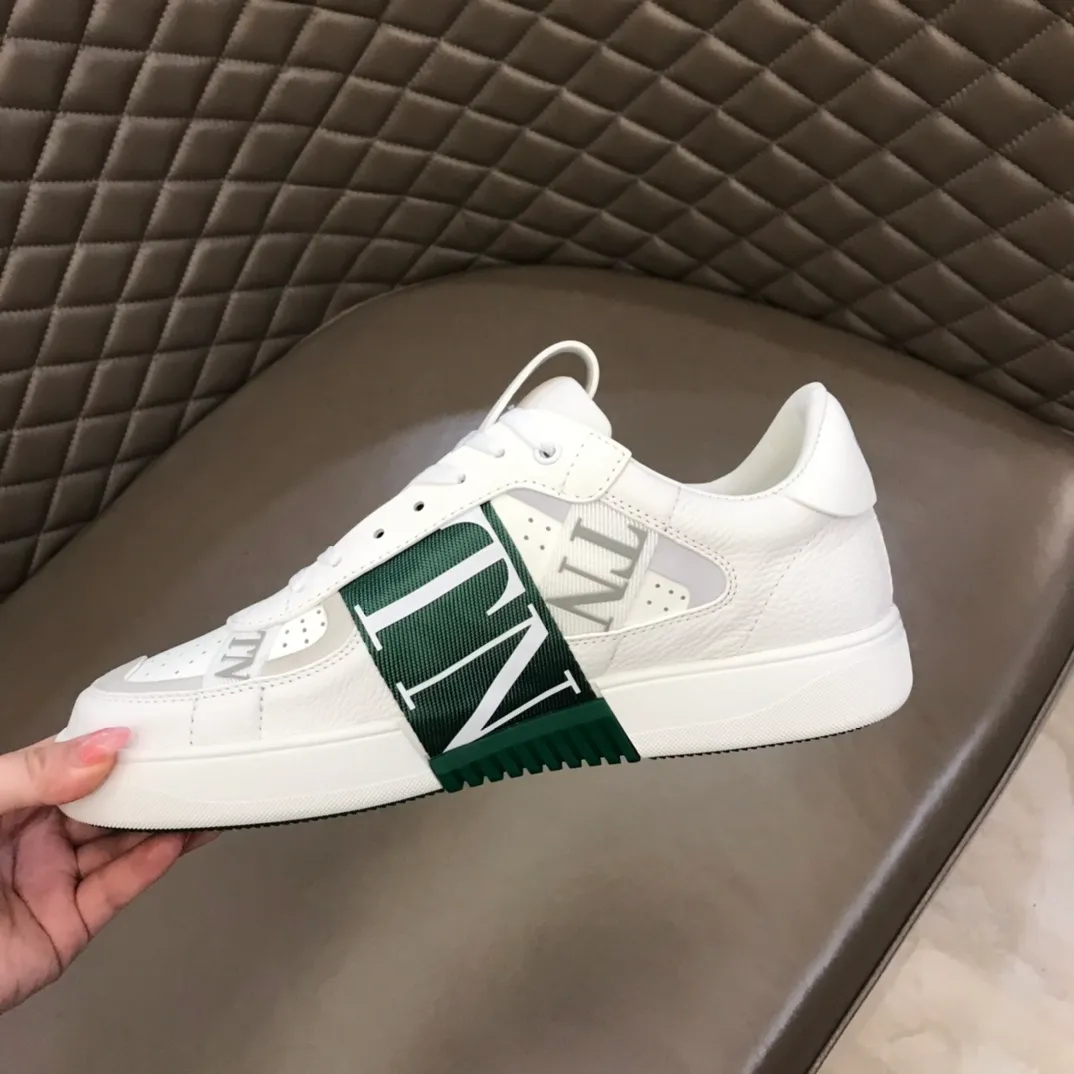 p440 "Valentin*" new spring and summer calfskin lace-up sneakers. No man should be able to refuse these shoes. The classic color scheme is so handsome! Purchase a high-precision replica of the original version to instantly sell off the market currency! 6 VLTN logo rubber effect straps - Valentino Garavani Logo printed on the back and tongue, all materials are customized to ensure quality! Size: 38-44